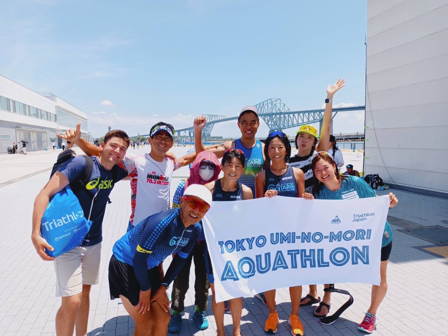 Tokyo Umi-no-Mori Aquathlon — team with banner